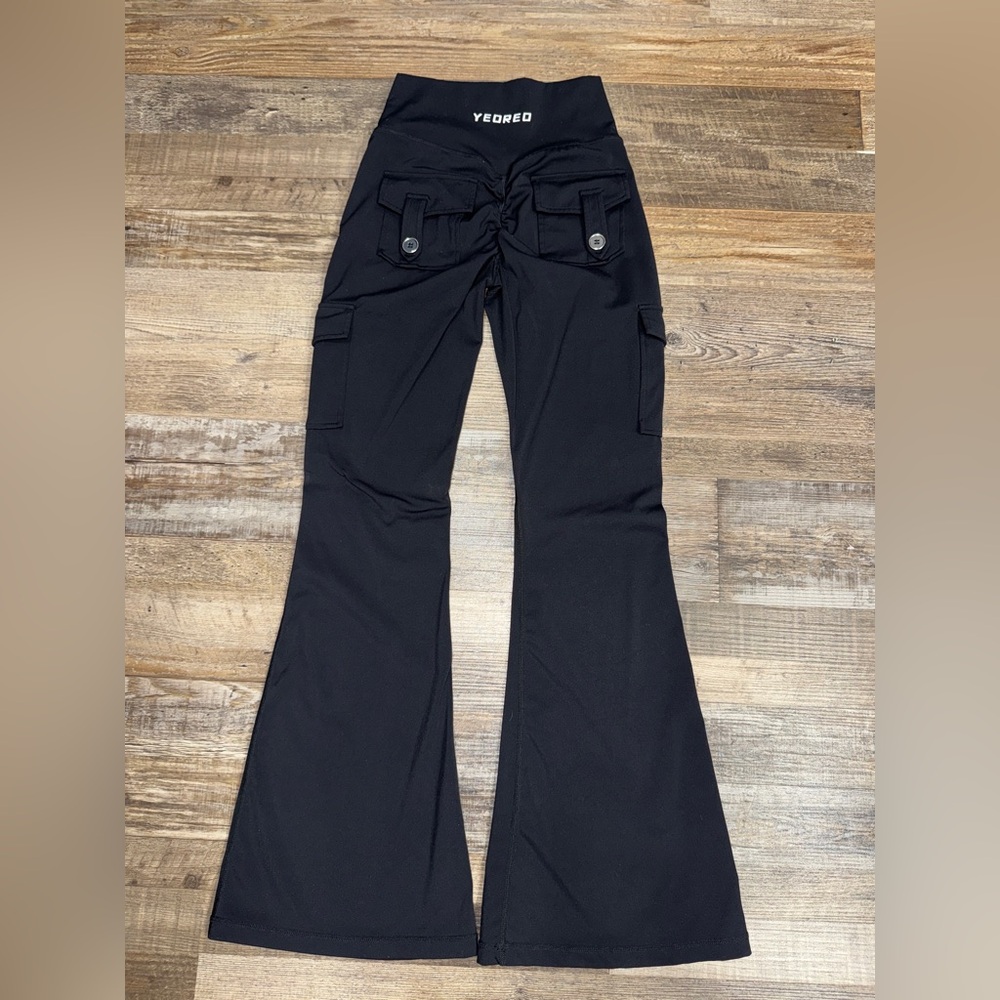 YEORO Black Cargo Flare Leggings Scrunch Butt High Rise Yoga Pants Size Small - Picture 4 of 6